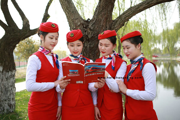 高铁学生课外“自习”.jpg